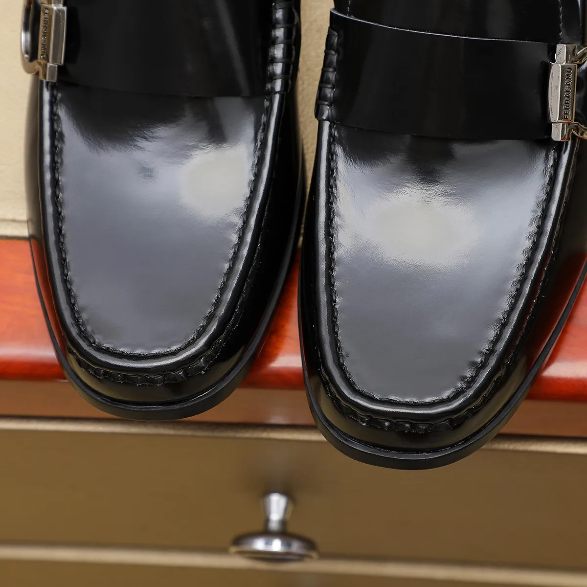 Men's shoes 💰460 🔥 Ferragamo new men's casual slip-on shoes 🇨🇳 Official website original 1:1 mold, original quality 💯 fine workmanship, high-end luxury ☘ The upper is made of imported Italian first-layer cowhide 🌴 Luxurious water dyeing 🐂 Leather lining 🍓 Rubber wear-resistant and non-slip outsole, breathable and comfortable to wear 🍍 The first choice for high-taste men, color optional! Code number 38-44 (45.46. Customized)